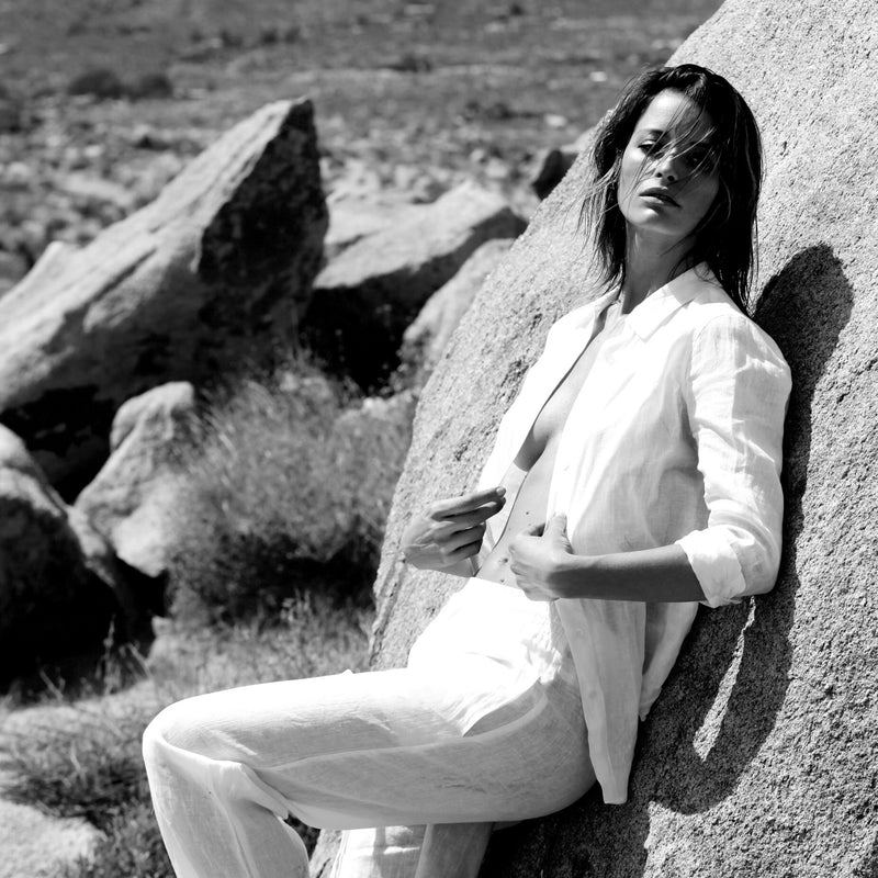 woman wearing an assorted white linen shirt and pants in the desert of palm springs